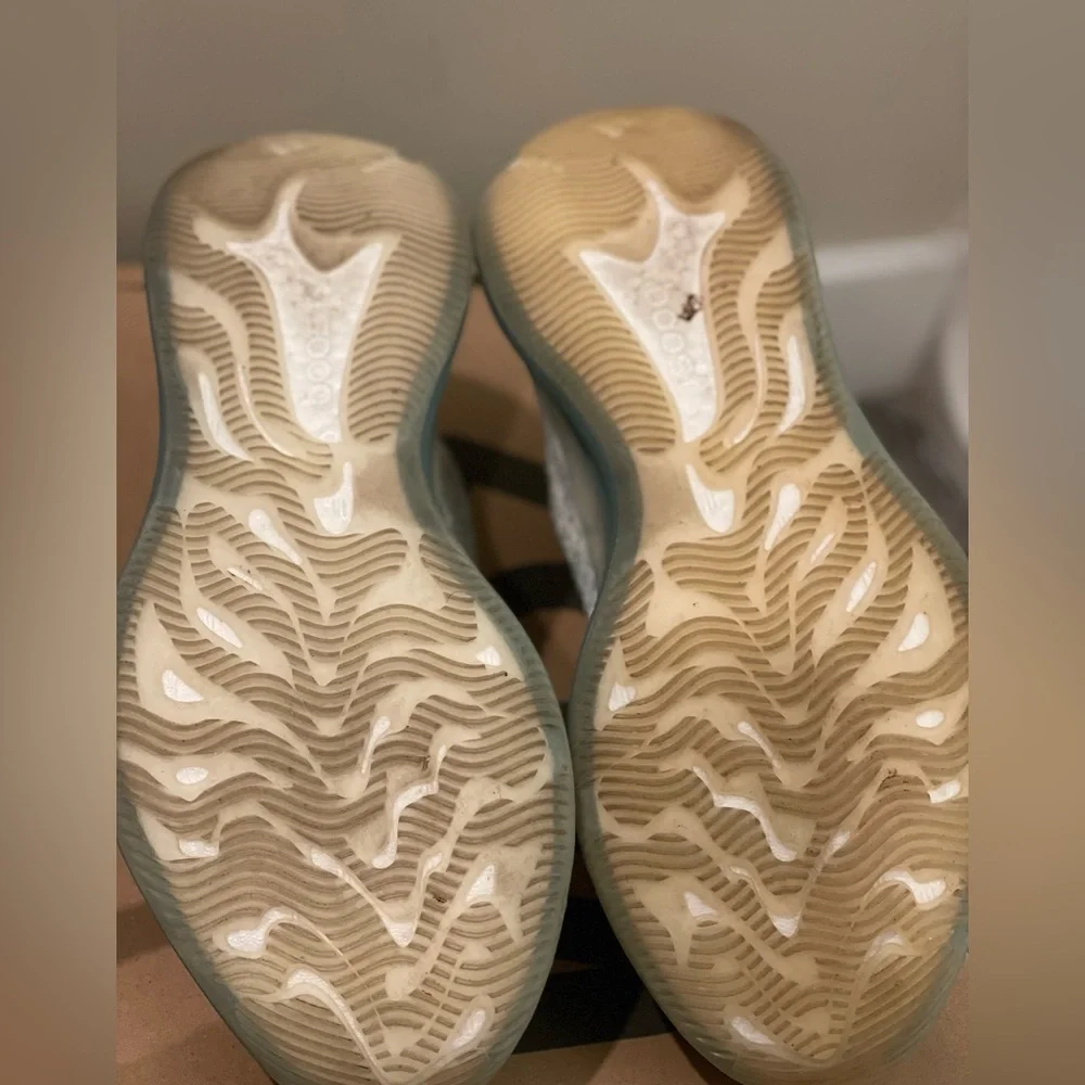 Yeezy Boost 380 Alien Blue - Picture 5 of 9